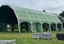 Met man en macht is er maandag begonnen met de opbouw van het Stadsfestival in Hoogeveen, dat zaterdag aanstaande zal plaatsvinden in het Steenbergerpark.