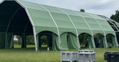 Met man en macht is er maandag begonnen met de opbouw van het Stadsfestival in Hoogeveen, dat zaterdag aanstaande zal plaatsvinden in het Steenbergerpark.
