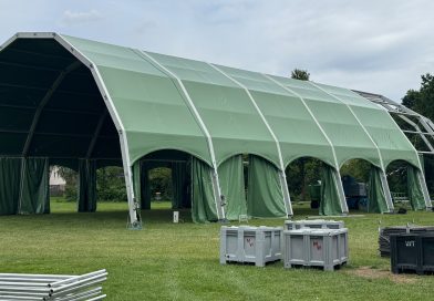 Met man en macht is er maandag begonnen met de opbouw van het Stadsfestival in Hoogeveen, dat zaterdag aanstaande zal plaatsvinden in het Steenbergerpark.