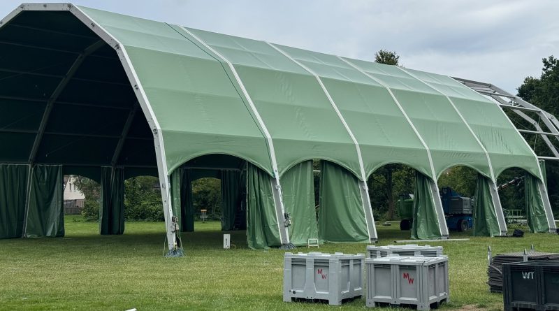 Met man en macht is er maandag begonnen met de opbouw van het Stadsfestival in Hoogeveen, dat zaterdag aanstaande zal plaatsvinden in het Steenbergerpark.