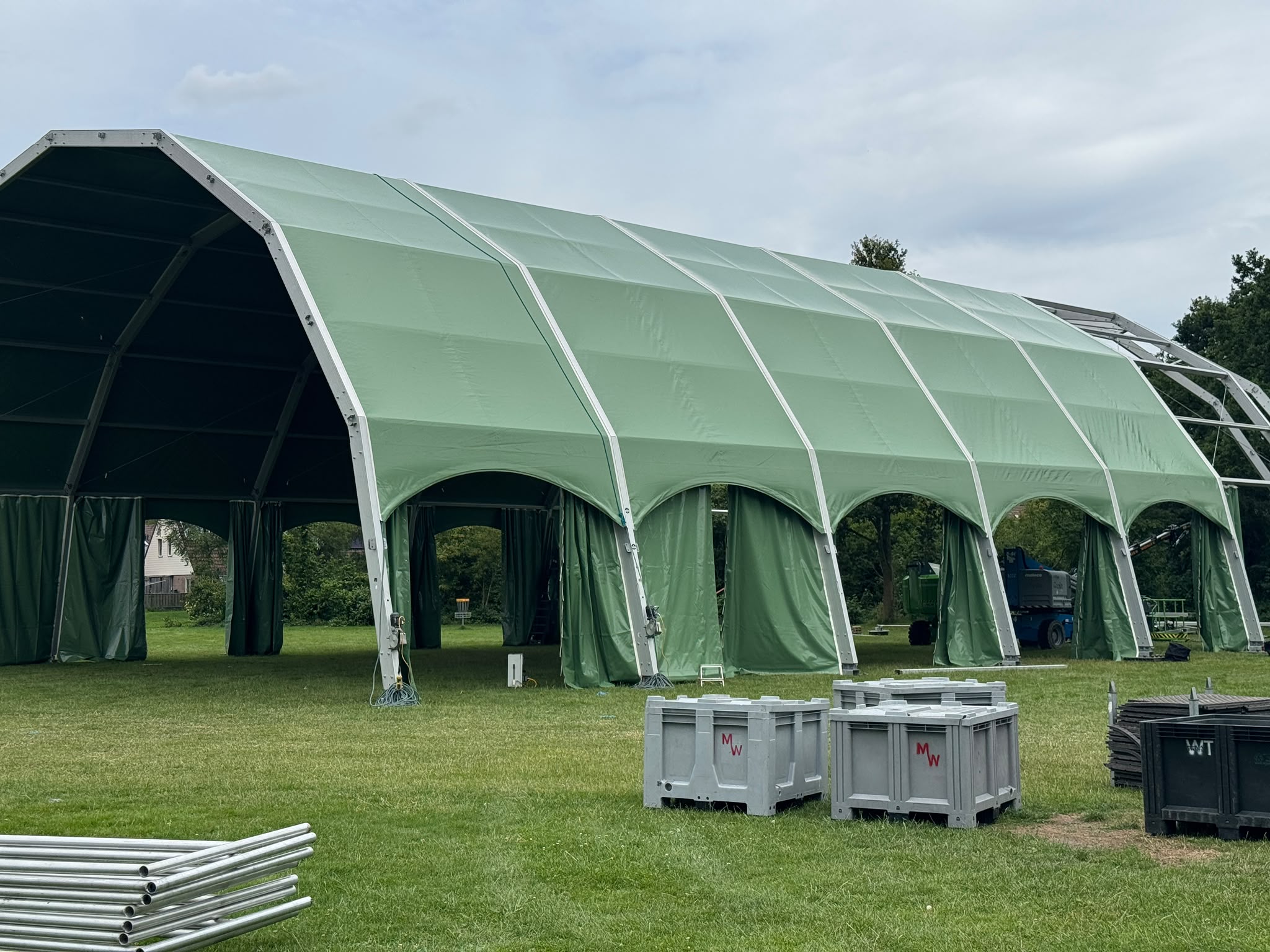 Met man en macht is er maandag begonnen met de opbouw van het Stadsfestival in Hoogeveen, dat zaterdag aanstaande zal plaatsvinden in het Steenbergerpark.