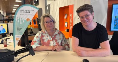 De digitale wereld is niet voor ieder mens vanzelfsprekend makkelijk. Hoe moet ik een AOW-uitkering aanvragen? Of hoe kan ik mijn rijbewijs verlengen? Bij de bibliotheek in de gemeente Hoogeveen kan je dagelijks met dit soort en vele andere digitale vragen terecht.