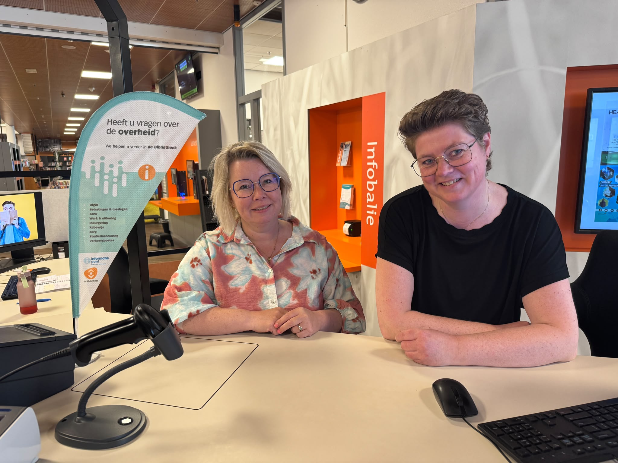 De digitale wereld is niet voor ieder mens vanzelfsprekend makkelijk. Hoe moet ik een AOW-uitkering aanvragen? Of hoe kan ik mijn rijbewijs verlengen? Bij de bibliotheek in de gemeente Hoogeveen kan je dagelijks met dit soort en vele andere digitale vragen terecht.