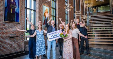 Een aangename verrassing voor Stichting Cultuurhuis Hoogeveen. Deze organisatie, verantwoordelijk voor Theater De Tamboer, is uitgeroepen tot Club van de Week en ontvangt een eenmalige donatie van 5.000 euro van de VriendenLoterij. (Foto Vriendenloterij)