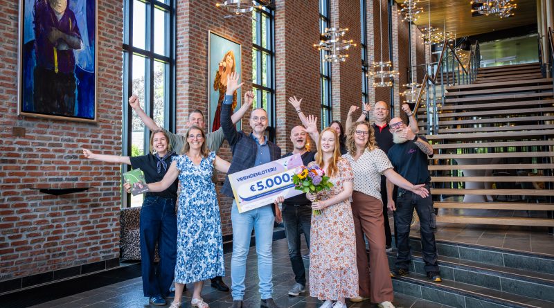 Een aangename verrassing voor Stichting Cultuurhuis Hoogeveen. Deze organisatie, verantwoordelijk voor Theater De Tamboer, is uitgeroepen tot Club van de Week en ontvangt een eenmalige donatie van 5.000 euro van de VriendenLoterij. (Foto Vriendenloterij)