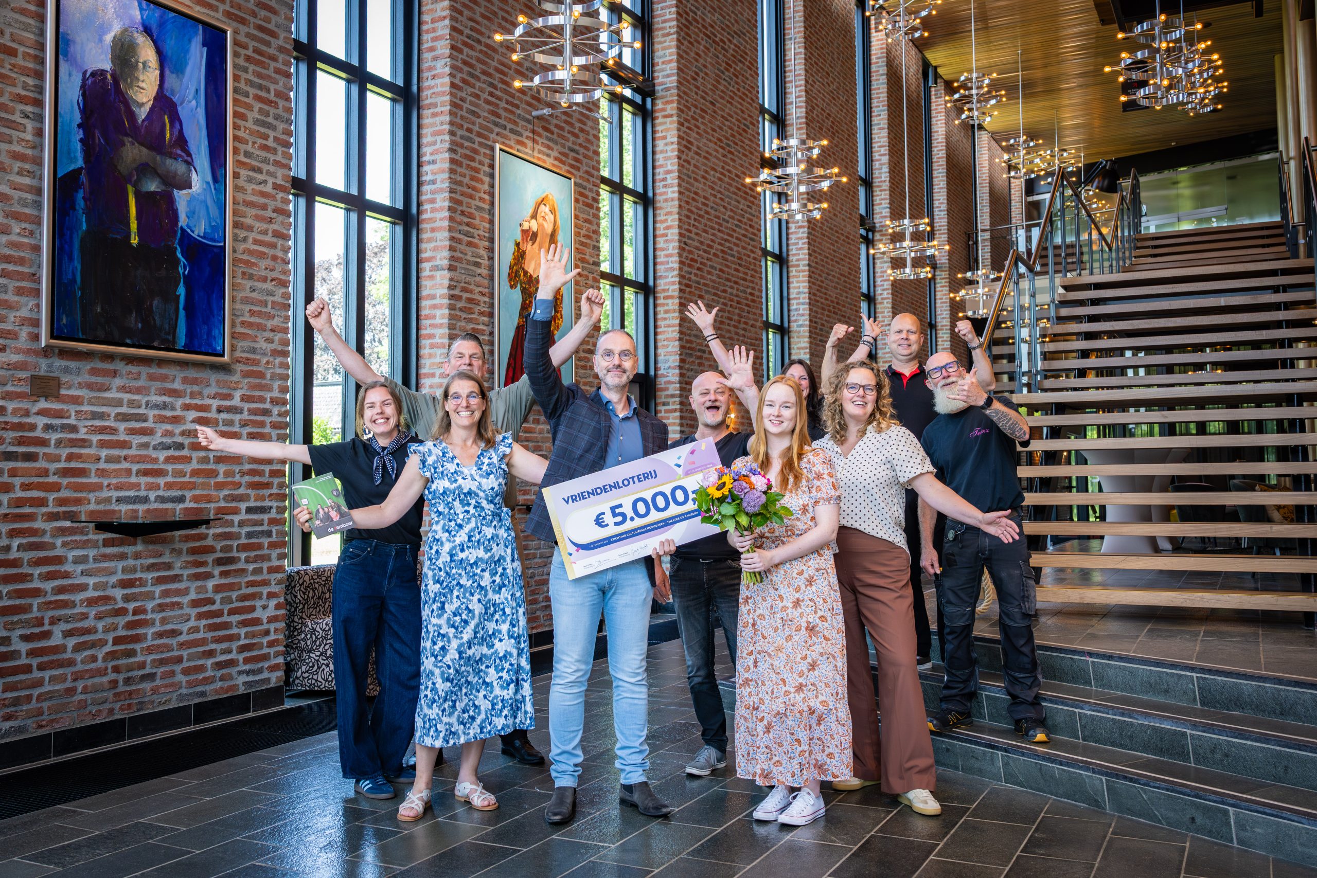 Een aangename verrassing voor Stichting Cultuurhuis Hoogeveen. Deze organisatie, verantwoordelijk voor Theater De Tamboer, is uitgeroepen tot Club van de Week en ontvangt een eenmalige donatie van 5.000 euro van de VriendenLoterij. (Foto Vriendenloterij)
