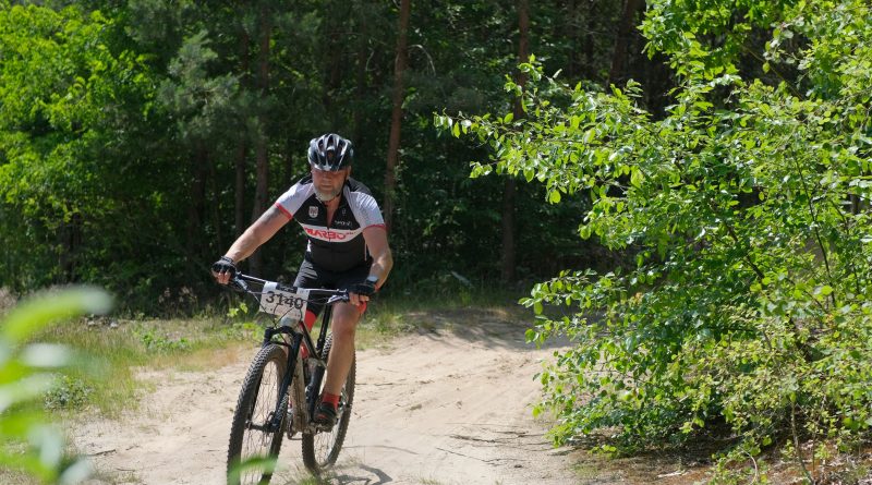 Afgelopen maandagavond was er in Ruinerwold de jaarlijkse MTB Streetrace in Ruinerwold. In totaal denderden 133 mountainbikers vol enthousiastme over het parcours. (Foto Pexels)