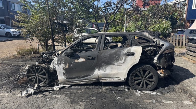 In de nacht van zaterdag op zondag is aan de Kwikstaart in Hoogeveen een auto volledig uitgebrand. De eigenaar van de auto was op vakantie en is enorm geschrokken van het nieuws.