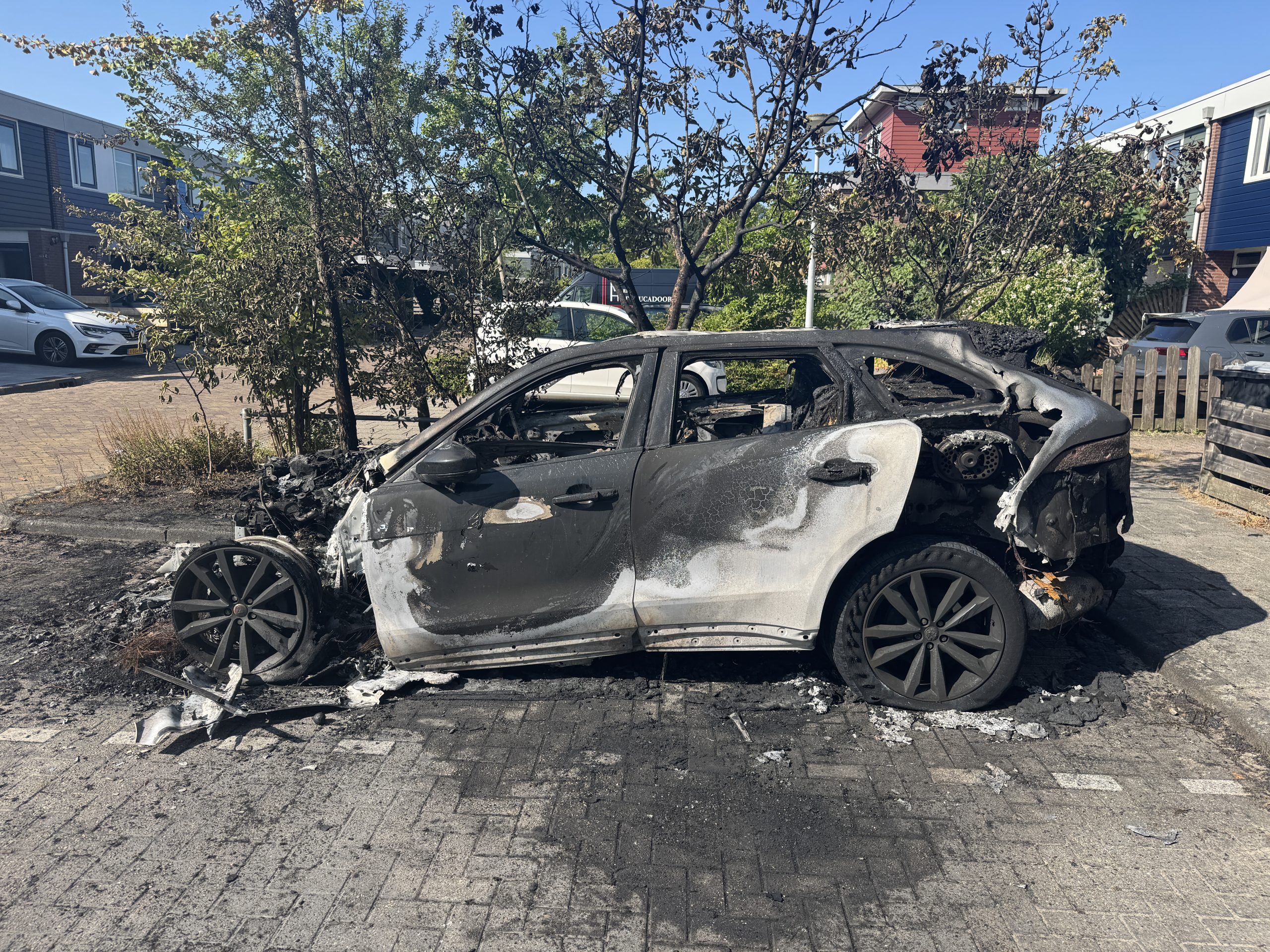 In de nacht van zaterdag op zondag is aan de Kwikstaart in Hoogeveen een auto volledig uitgebrand. De eigenaar van de auto was op vakantie en is enorm geschrokken van het nieuws.