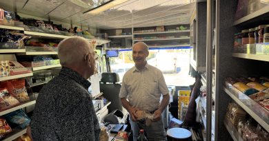 Je hebt zijn grote SRV-wagen vast weleens door Hoogeveen en omgeving zien rijden. Al bijna vijftig jaar is Rien Giethoorn (66) uit Noordscheschut onderweg om klanten te voorzien van boodschappen. Maar aan die lange carrière komt binnenkort een einde. Per 1 september gaat de SRV-man met pensioen. (Foto Martijn Stuut)