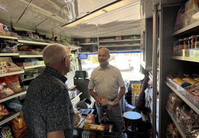 Je hebt zijn grote SRV-wagen vast weleens door Hoogeveen en omgeving zien rijden. Al bijna vijftig jaar is Rien Giethoorn (66) uit Noordscheschut onderweg om klanten te voorzien van boodschappen. Maar aan die lange carrière komt binnenkort een einde. Per 1 september gaat de SRV-man met pensioen. (Foto Martijn Stuut)