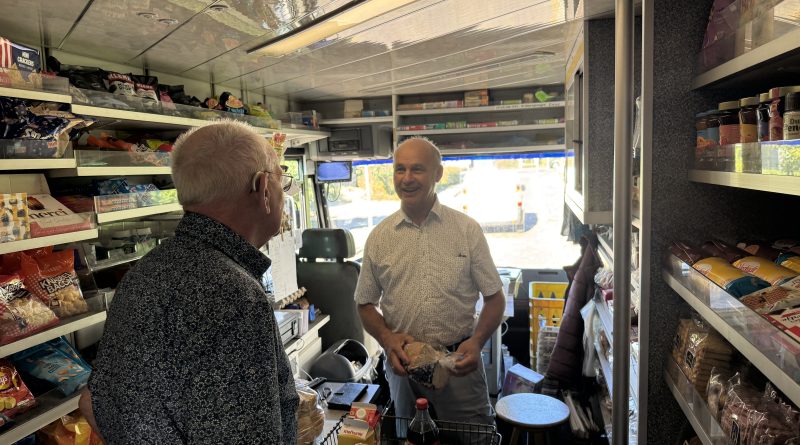Je hebt zijn grote SRV-wagen vast weleens door Hoogeveen en omgeving zien rijden. Al bijna vijftig jaar is Rien Giethoorn (66) uit Noordscheschut onderweg om klanten te voorzien van boodschappen. Maar aan die lange carrière komt binnenkort een einde. Per 1 september gaat de SRV-man met pensioen. (Foto Martijn Stuut)