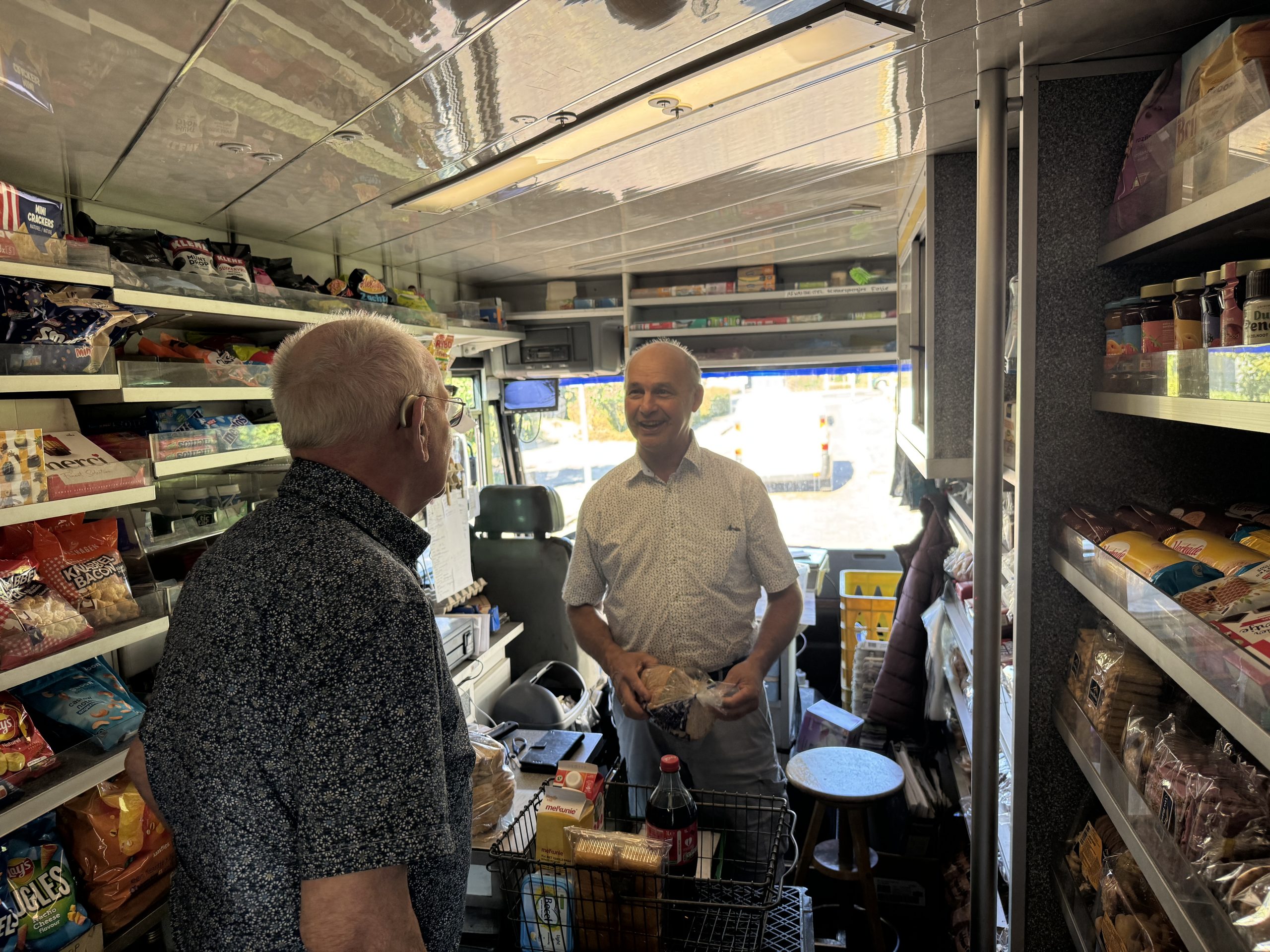 Je hebt zijn grote SRV-wagen vast weleens door Hoogeveen en omgeving zien rijden. Al bijna vijftig jaar is Rien Giethoorn (66) uit Noordscheschut onderweg om klanten te voorzien van boodschappen. Maar aan die lange carrière komt binnenkort een einde. Per 1 september gaat de SRV-man met pensioen. (Foto Martijn Stuut)