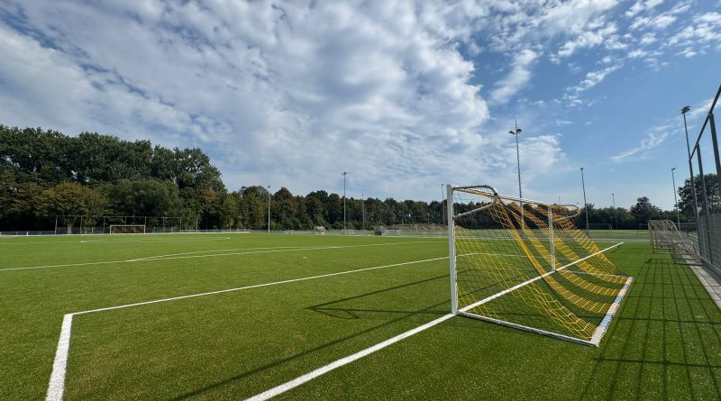Nieuw kunstgras bij Alcides in Meppel