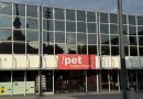 In mei werd boekhandel !Pet in Hoogeveen failliet verklaard. Inmiddels wordt er druk geklust in het leegstaande gebouw. Het pand wordt de komende tijd namelijk omgebouwd tot een warenhuis met onder meer een boekhandel, horeca, kleding en meubels. De opening staat gepland voor half oktober.