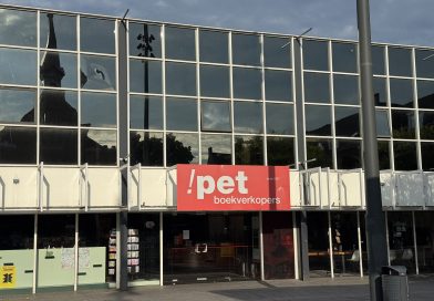 In mei werd boekhandel !Pet in Hoogeveen failliet verklaard. Inmiddels wordt er druk geklust in het leegstaande gebouw. Het pand wordt de komende tijd namelijk omgebouwd tot een warenhuis met onder meer een boekhandel, horeca, kleding en meubels. De opening staat gepland voor half oktober.