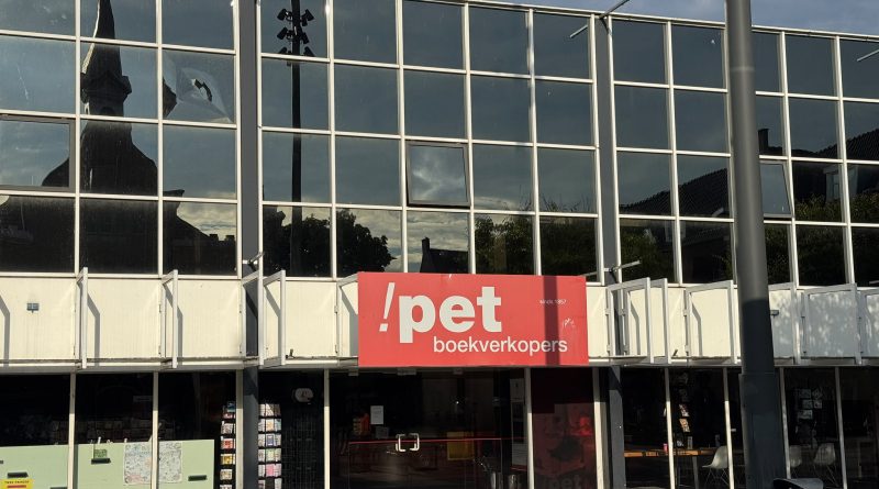 In mei werd boekhandel !Pet in Hoogeveen failliet verklaard. Inmiddels wordt er druk geklust in het leegstaande gebouw. Het pand wordt de komende tijd namelijk omgebouwd tot een warenhuis met onder meer een boekhandel, horeca, kleding en meubels. De opening staat gepland voor half oktober.