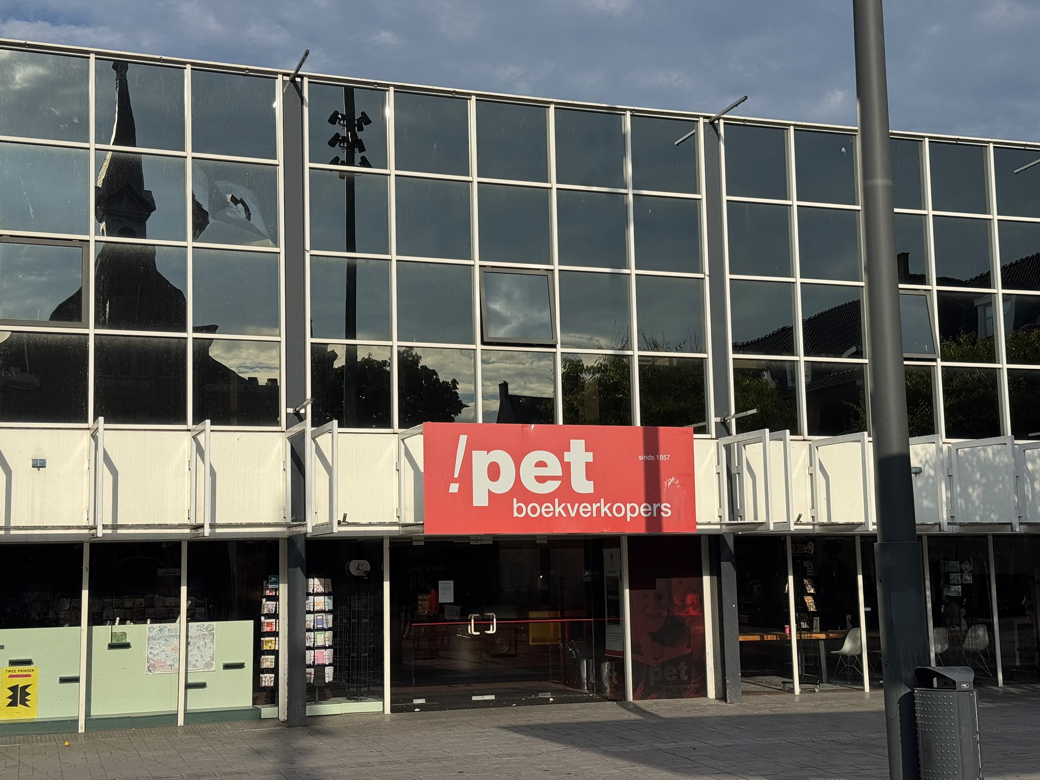 In mei werd boekhandel !Pet in Hoogeveen failliet verklaard. Inmiddels wordt er druk geklust in het leegstaande gebouw. Het pand wordt de komende tijd namelijk omgebouwd tot een warenhuis met onder meer een boekhandel, horeca, kleding en meubels. De opening staat gepland voor half oktober.