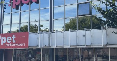 In mei werd boekhandel !Pet in Hoogeveen failliet verklaard. Inmiddels wordt er druk geklust in het leegstaande gebouw. Het pand wordt de komende tijd namelijk omgebouwd tot een warenhuis met onder meer een boekhandel, horeca, kleding en meubels. De opening staat gepland voor half oktober.