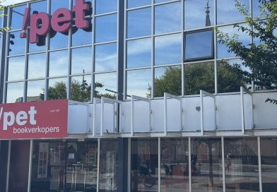 In mei werd boekhandel !Pet in Hoogeveen failliet verklaard. Inmiddels wordt er druk geklust in het leegstaande gebouw. Het pand wordt de komende tijd namelijk omgebouwd tot een warenhuis met onder meer een boekhandel, horeca, kleding en meubels. De opening staat gepland voor half oktober.