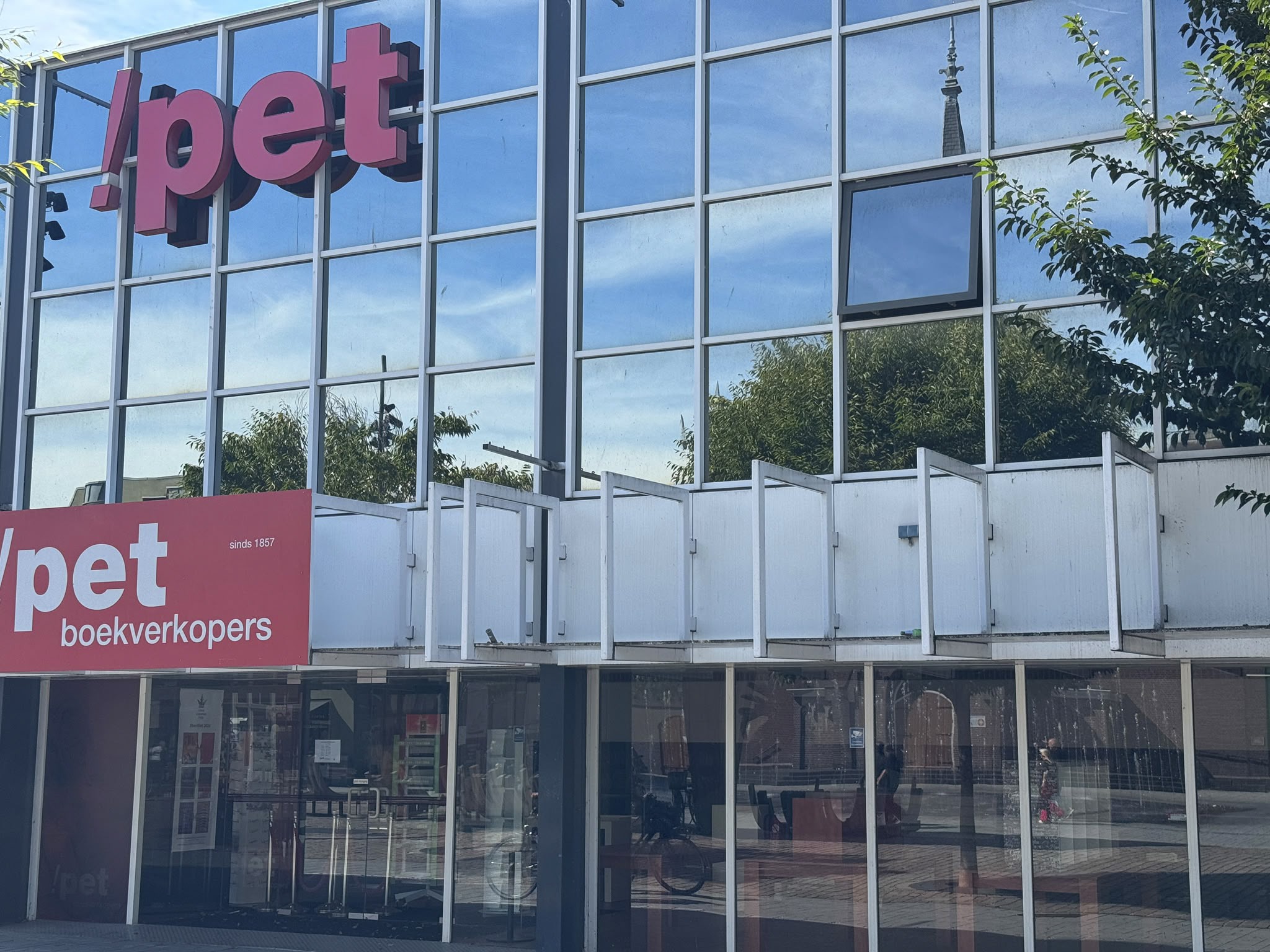 In mei werd boekhandel !Pet in Hoogeveen failliet verklaard. Inmiddels wordt er druk geklust in het leegstaande gebouw. Het pand wordt de komende tijd namelijk omgebouwd tot een warenhuis met onder meer een boekhandel, horeca, kleding en meubels. De opening staat gepland voor half oktober.