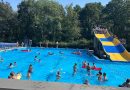 Het zonnige zomerweer zorgde voor een druk seizoen bij de zwembaden in Ruinen, De Wijk en Zuidwolde. De drie baden trokken veel bezoekers. Vooral De Waterlelie in Zuidwolde kende met 50.000 bezoekers een topseizoen. De droogte zorgde daar wel voor een extra uitdaging: bezoekers namen dor gras mee het zwembad in.