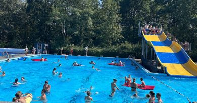 Het zonnige zomerweer zorgde voor een druk seizoen bij de zwembaden in Ruinen, De Wijk en Zuidwolde. De drie baden trokken veel bezoekers. Vooral De Waterlelie in Zuidwolde kende met 50.000 bezoekers een topseizoen. De droogte zorgde daar wel voor een extra uitdaging: bezoekers namen dor gras mee het zwembad in.