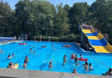 Het zonnige zomerweer zorgde voor een druk seizoen bij de zwembaden in Ruinen, De Wijk en Zuidwolde. De drie baden trokken veel bezoekers. Vooral De Waterlelie in Zuidwolde kende met 50.000 bezoekers een topseizoen. De droogte zorgde daar wel voor een extra uitdaging: bezoekers namen dor gras mee het zwembad in.