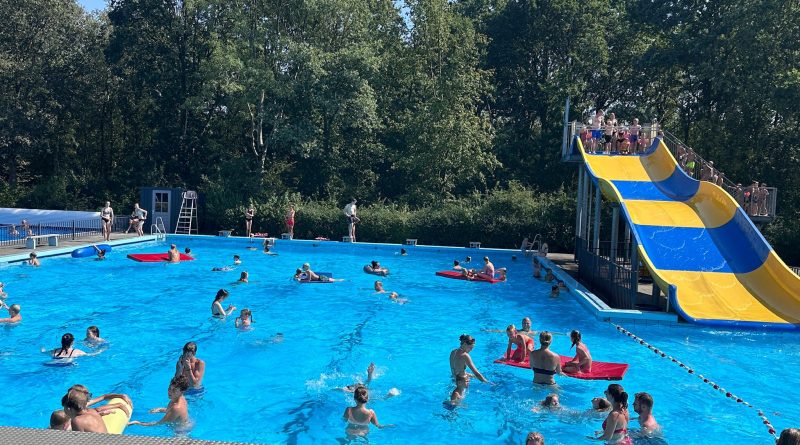 Het zonnige zomerweer zorgde voor een druk seizoen bij de zwembaden in Ruinen, De Wijk en Zuidwolde. De drie baden trokken veel bezoekers. Vooral De Waterlelie in Zuidwolde kende met 50.000 bezoekers een topseizoen. De droogte zorgde daar wel voor een extra uitdaging: bezoekers namen dor gras mee het zwembad in.