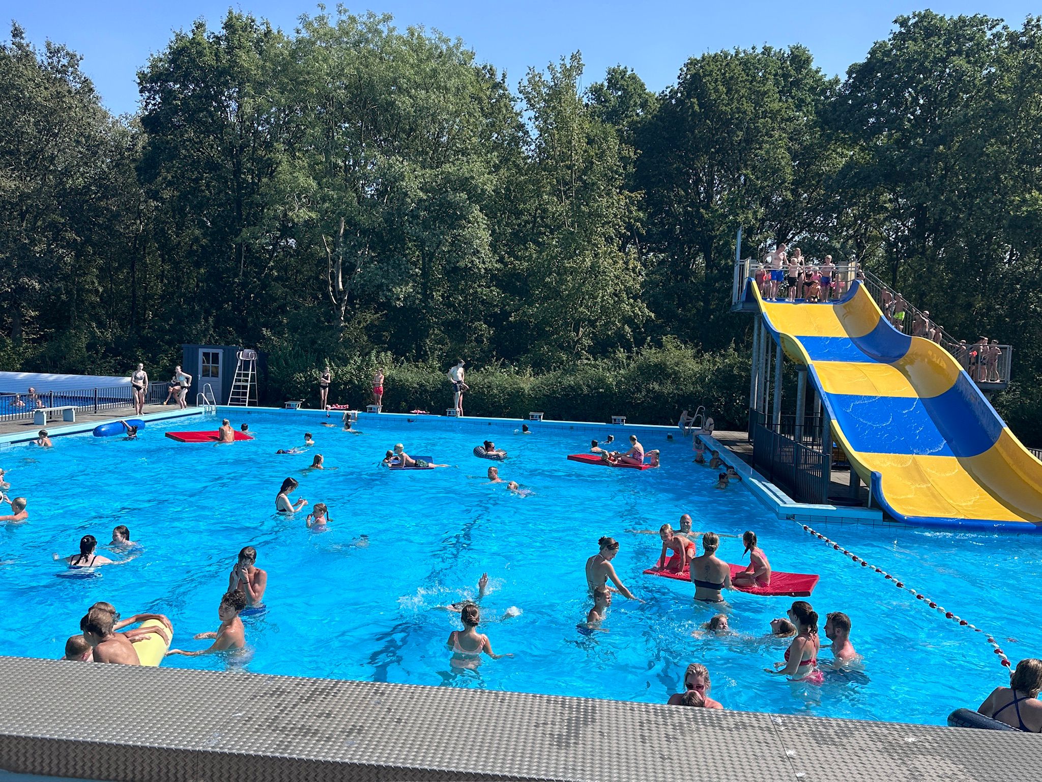 Het zonnige zomerweer zorgde voor een druk seizoen bij de zwembaden in Ruinen, De Wijk en Zuidwolde. De drie baden trokken veel bezoekers. Vooral De Waterlelie in Zuidwolde kende met 50.000 bezoekers een topseizoen. De droogte zorgde daar wel voor een extra uitdaging: bezoekers namen dor gras mee het zwembad in.