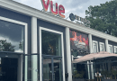 De bioscoop in Hoogeveen blijft dankzij grote inspanningen van eigenaar Albert Jan Vos bestaan. Vue verdwijnt eind augustus, maar Luxor komt er in september voor terug. Dat de bioscoop in Hoogeveen blijft bestaan, stemt Vos erg tevreden.