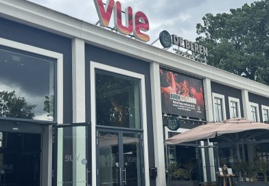 De bioscoop in Hoogeveen blijft dankzij grote inspanningen van eigenaar Albert Jan Vos bestaan. Vue verdwijnt eind augustus, maar Luxor komt er in september voor terug. Dat de bioscoop in Hoogeveen blijft bestaan, stemt Vos erg tevreden.