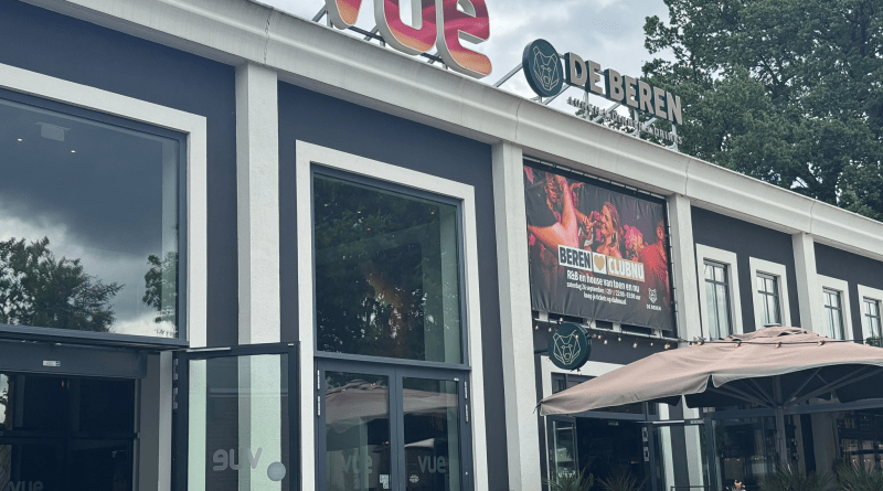 De bioscoop in Hoogeveen blijft dankzij grote inspanningen van eigenaar Albert Jan Vos bestaan. Vue verdwijnt eind augustus, maar Luxor komt er in september voor terug. Dat de bioscoop in Hoogeveen blijft bestaan, stemt Vos erg tevreden.