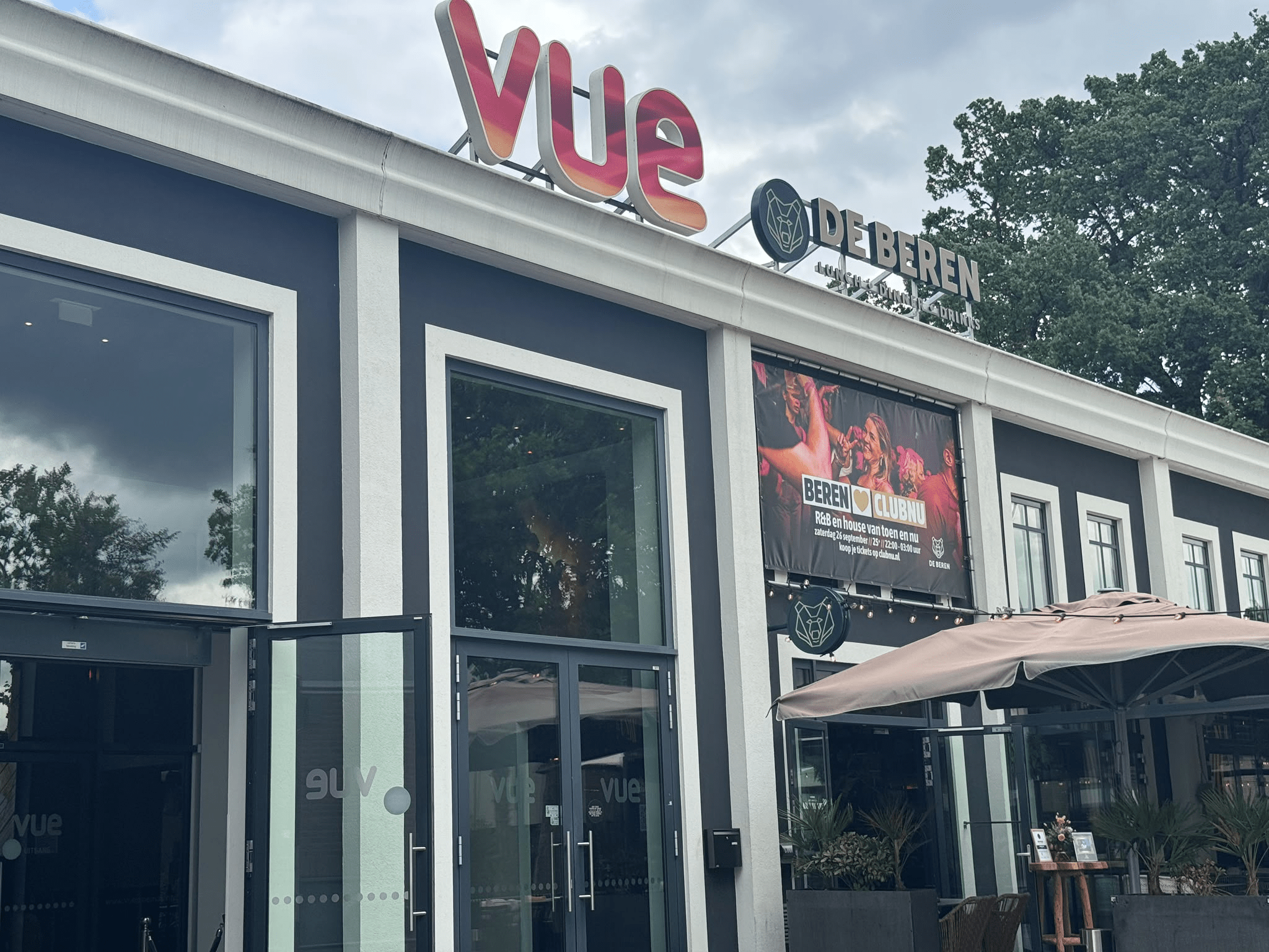 De bioscoop in Hoogeveen blijft dankzij grote inspanningen van eigenaar Albert Jan Vos bestaan. Vue verdwijnt eind augustus, maar Luxor komt er in september voor terug. Dat de bioscoop in Hoogeveen blijft bestaan, stemt Vos erg tevreden.