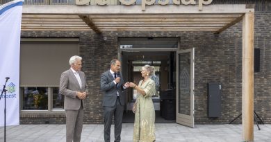 Staphorst opent nieuwe dienstencentrum en onthult naam: De Opstap
