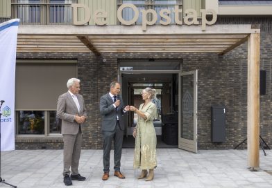 Staphorst opent nieuwe dienstencentrum en onthult naam: De Opstap