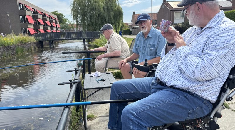 Vrijwilligers laten bewoners genieten van vissport: “Dat is niet in geld uit te drukken”