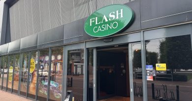 De man die afgelopen vrijdag een overval pleegde op een casino in Hoogeveen loopt nog altijd vrij rond. De politie heeft de zaak in onderzoek en is onder meer op zoek naar informatie over de vluchtauto.