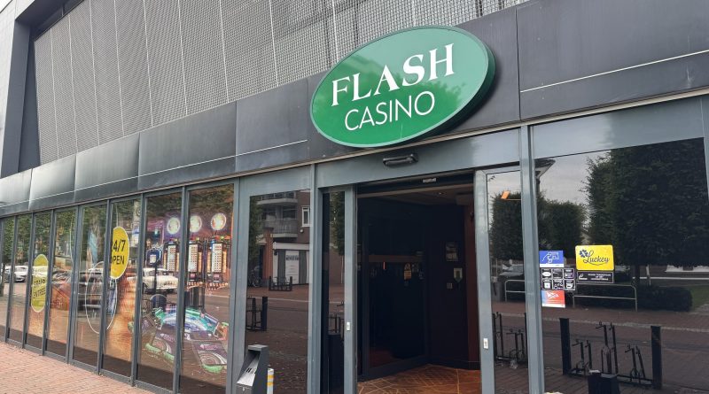 De man die afgelopen vrijdag een overval pleegde op een casino in Hoogeveen loopt nog altijd vrij rond. De politie heeft de zaak in onderzoek en is onder meer op zoek naar informatie over de vluchtauto.