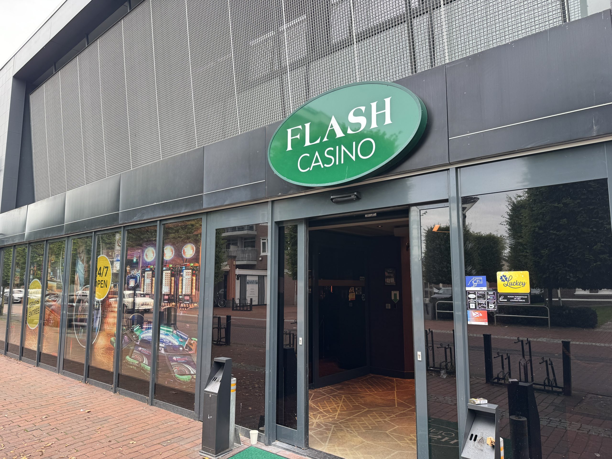 De man die afgelopen vrijdag een overval pleegde op een casino in Hoogeveen loopt nog altijd vrij rond. De politie heeft de zaak in onderzoek en is onder meer op zoek naar informatie over de vluchtauto.