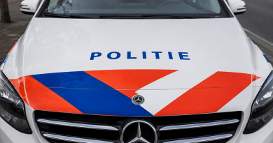 Twee mensen zijn dinsdagavond gewond geraakt bij een eenzijdig ongeval op de Riegshoogtendijk in Hollandscheveld. In de auto zaten een man, een vrouw en een baby.