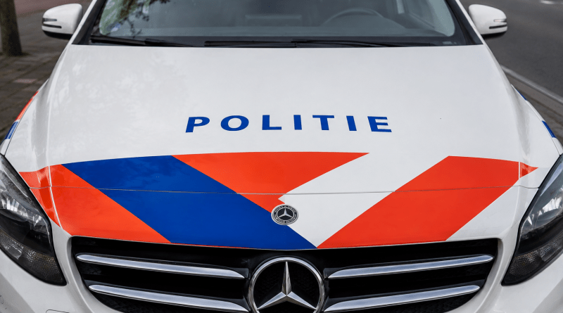 Twee mensen zijn dinsdagavond gewond geraakt bij een eenzijdig ongeval op de Riegshoogtendijk in Hollandscheveld. In de auto zaten een man, een vrouw en een baby.