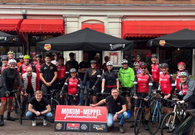 Jubilerend Grupetto fietst van Mokum naar Meppel en haalt duizend euro op