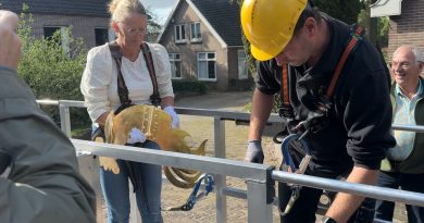 Na ruim anderhalf jaar staat de vergulde haan weer op de hervormde kerk in Zuidwolde. De haan werd in februari 2025 van de toren gehaald vanwege de restauratie van de spits. Maandag keerde hij terug op zijn vertrouwde plek. Daarmee is een zichtbaar onderdeel van de kerkrestauratie afgerond, maar het grootste werk moet nog beginnen.