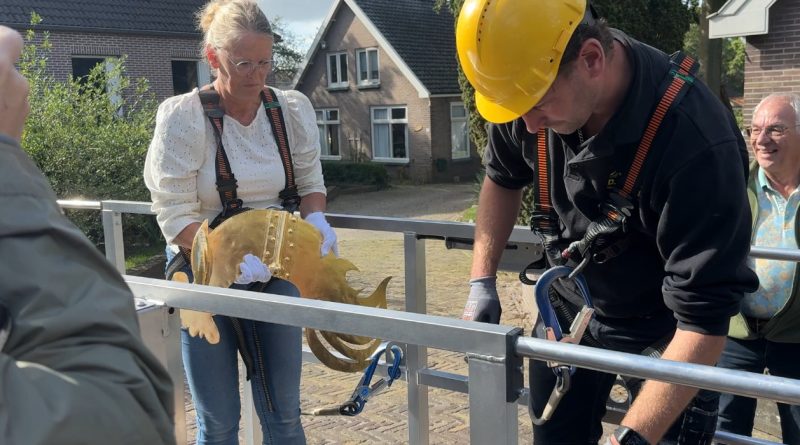 Na ruim anderhalf jaar staat de vergulde haan weer op de hervormde kerk in Zuidwolde. De haan werd in februari 2025 van de toren gehaald vanwege de restauratie van de spits. Maandag keerde hij terug op zijn vertrouwde plek. Daarmee is een zichtbaar onderdeel van de kerkrestauratie afgerond, maar het grootste werk moet nog beginnen.