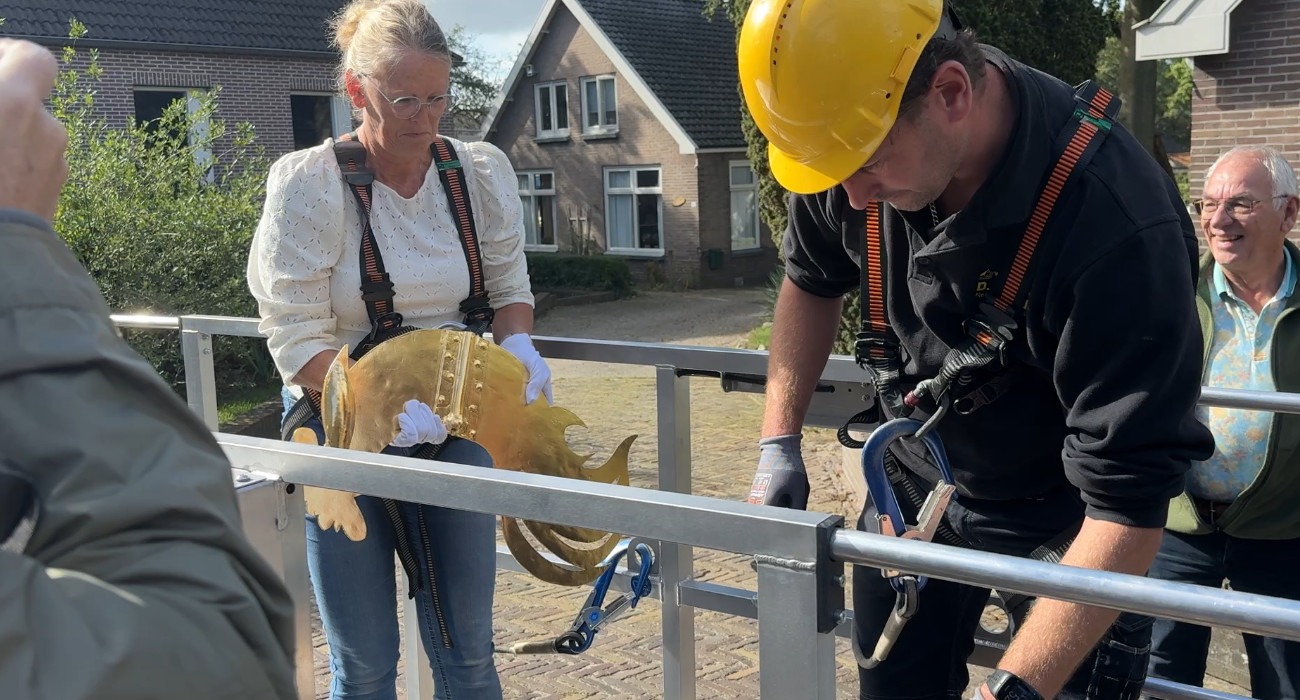 Na ruim anderhalf jaar staat de vergulde haan weer op de hervormde kerk in Zuidwolde. De haan werd in februari 2025 van de toren gehaald vanwege de restauratie van de spits. Maandag keerde hij terug op zijn vertrouwde plek. Daarmee is een zichtbaar onderdeel van de kerkrestauratie afgerond, maar het grootste werk moet nog beginnen.