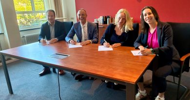 De gemeente Hoogeveen gaat samen met woningcorporaties Domesta, Woonconcept en Actium onderzoeken hoe woningen en gebouwen in de toekomst duurzaam, betrouwbaar en betaalbaar verwarmd kunnen worden. De partijen ondertekenden hiervoor een intentieovereenkomst. (Foto gemeente Hoogeveen)