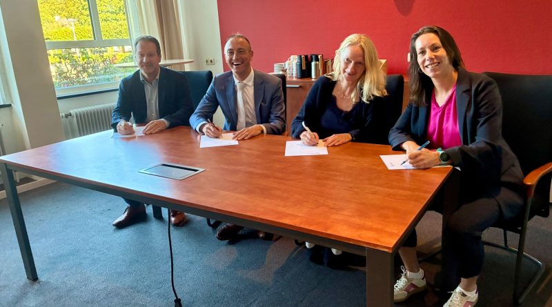 De gemeente Hoogeveen gaat samen met woningcorporaties Domesta, Woonconcept en Actium onderzoeken hoe woningen en gebouwen in de toekomst duurzaam, betrouwbaar en betaalbaar verwarmd kunnen worden. De partijen ondertekenden hiervoor een intentieovereenkomst. (Foto gemeente Hoogeveen)