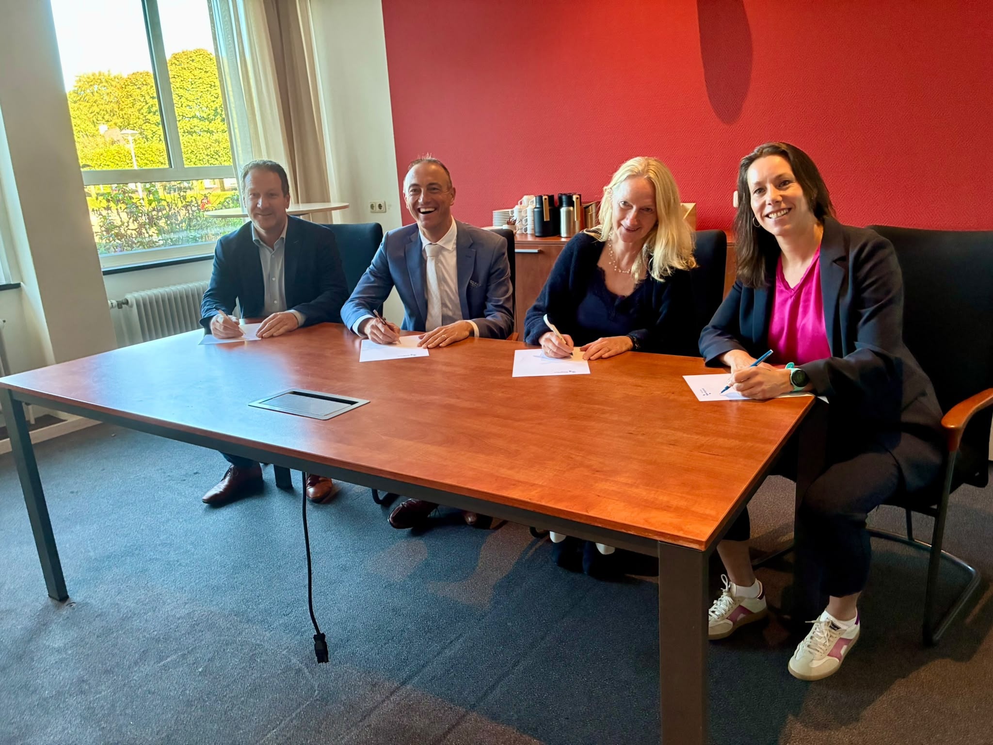 De gemeente Hoogeveen gaat samen met woningcorporaties Domesta, Woonconcept en Actium onderzoeken hoe woningen en gebouwen in de toekomst duurzaam, betrouwbaar en betaalbaar verwarmd kunnen worden. De partijen ondertekenden hiervoor een intentieovereenkomst. (Foto gemeente Hoogeveen)