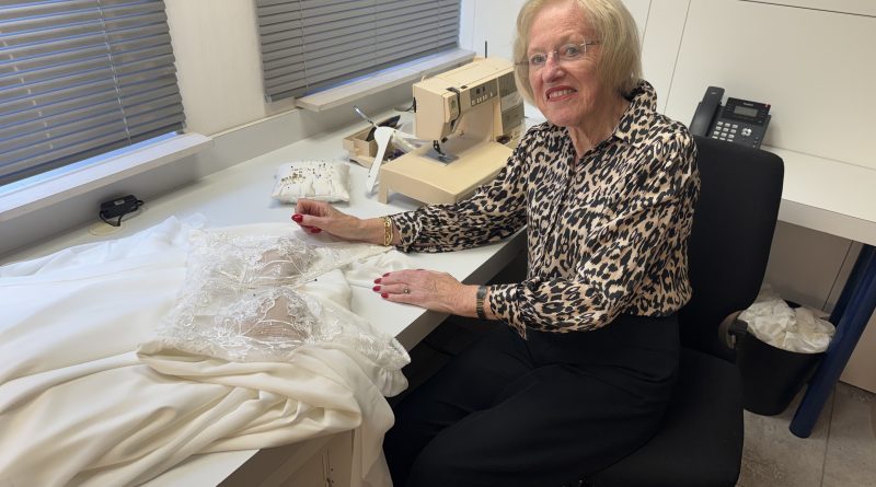 Na 56 jaar dreigt een vertrouwd gezicht uit de Hoofdstraat in Hoogeveen te verdwijnen. Mariages Bruidsmode sluit aan het einde van dit jaar de deuren als zich geen opvolger meldt. Eigenaresse Jenneke Drooglever (75) vindt het na al die jaren tijd om met pensioen te gaan, maar neemt met pijn in het hart afscheid. "Ik kan wel huilen."